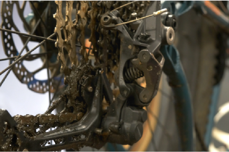 cleaning your drivetrain on your bike